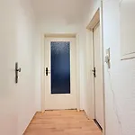 Zentrale Monteurwohnung Mit Kueche & Wlan * Neumünster